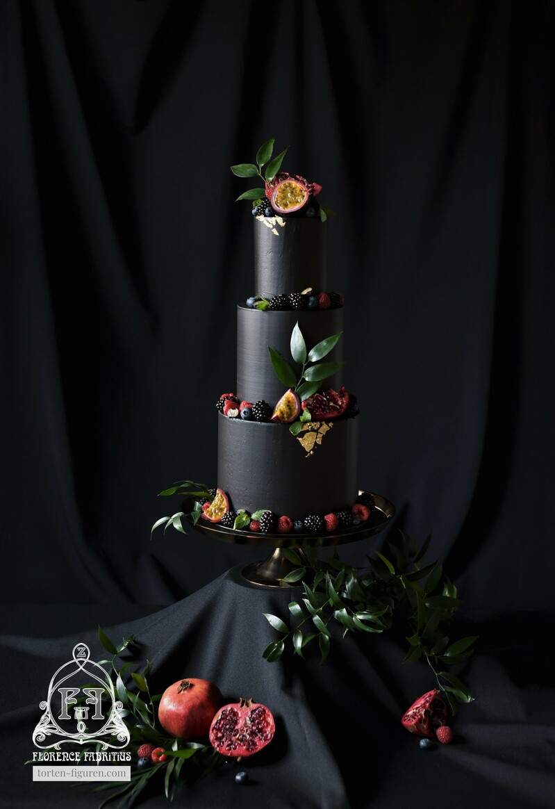 Extravaganz in schwarz mit tropischen Früchten und Blattgold