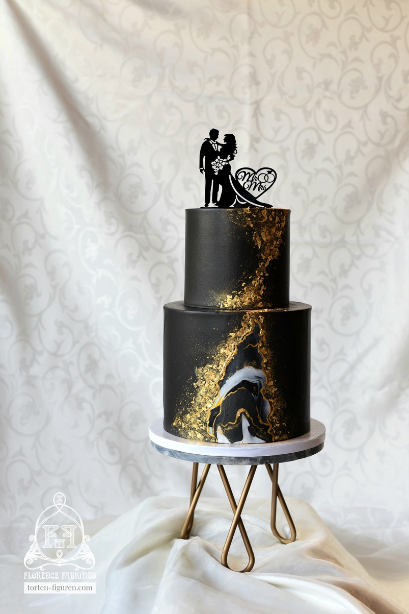Schwarze Hochzeitstorte mit Marmoreffekt und Blattgolddekor
