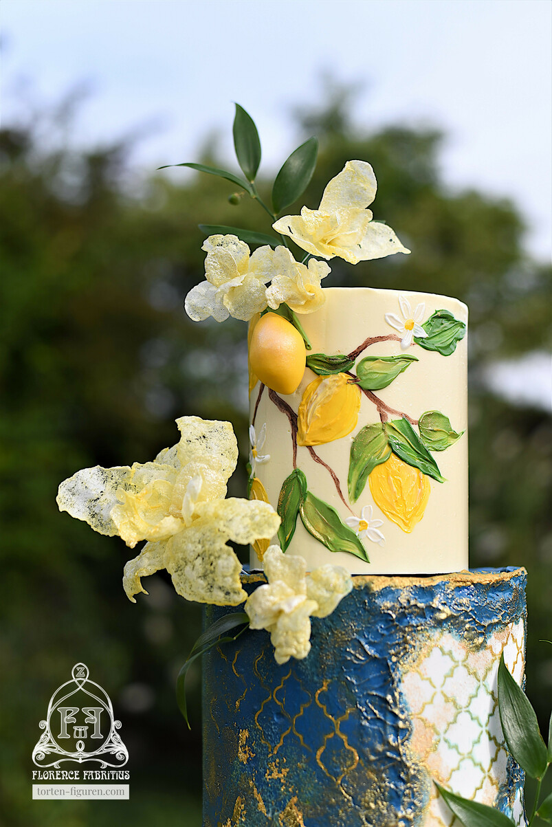 Sommerliche Hochzeitstorte mit abstrakten, handgefertigten Blumen