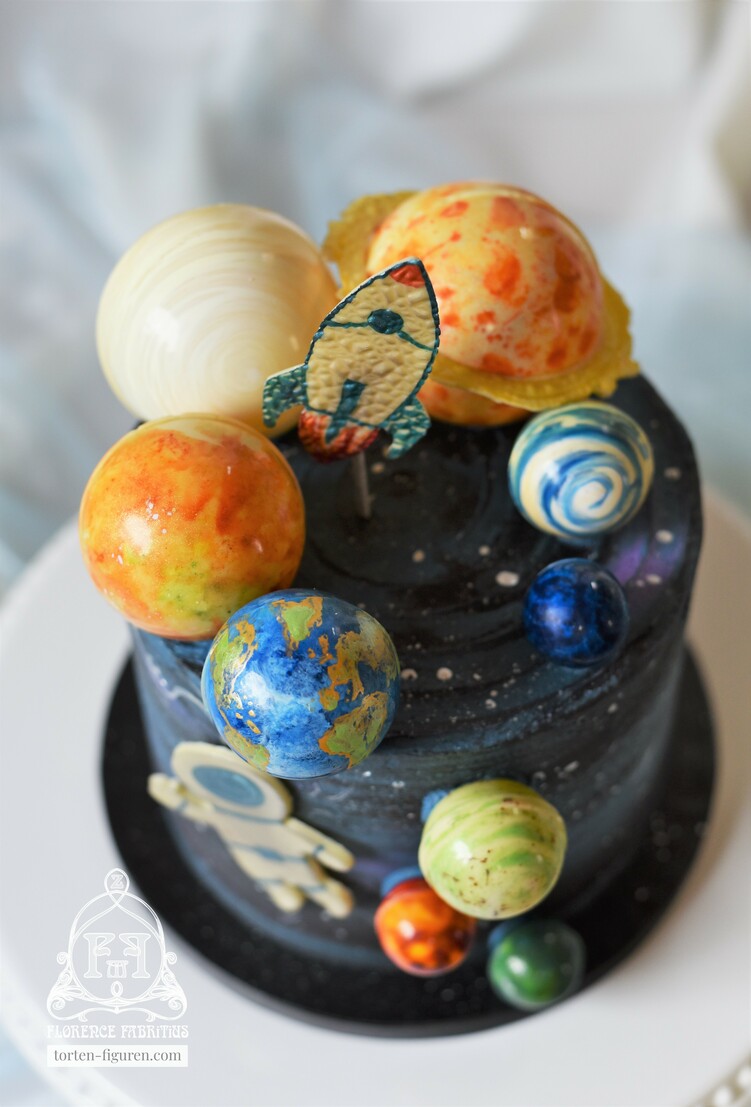 Torte mit Planeten aus Schokolade