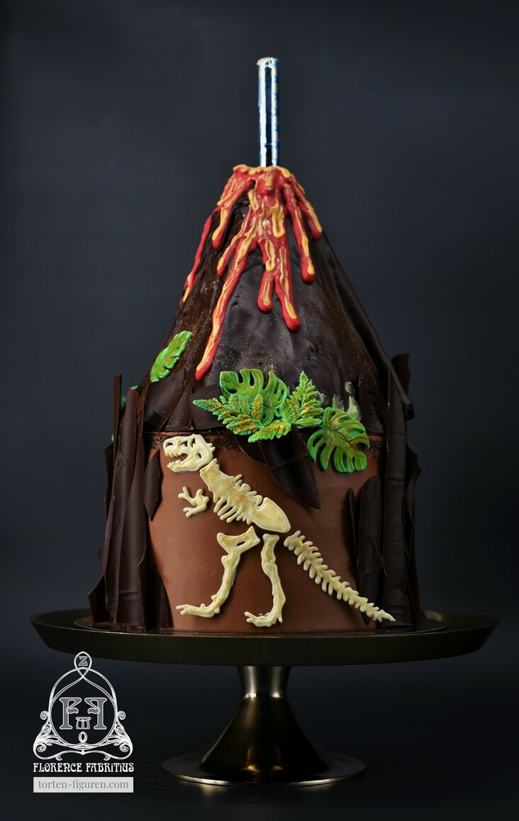 Schokoladentorte mit Vulkan und Dinosaurier